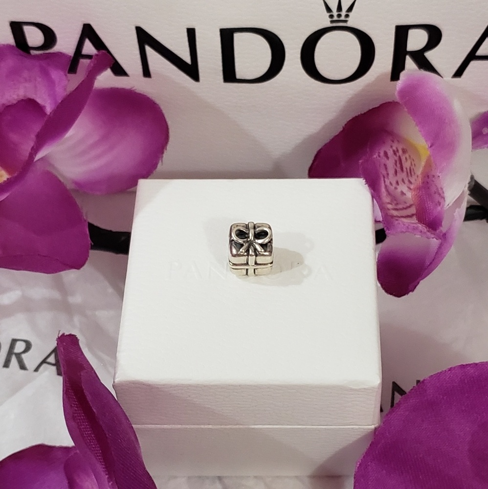 🚫 SOLD 🚫 Pandora 🎁 Present Charm